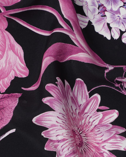 قماش حرير ساتان إيطالي فاخر بقاعدة سوداء مع طبعة زهور نباتية باللون الوردي والأرجواني والأبيض، عرض 140 سم، صنع في إيطاليا - D22995