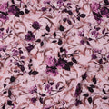 قماش حرير ساتان إيطالي فاخر بقاعدة وردية خدود مع طبعة زخرفية على شكل وردة بنفسجية، عرض 140 سم، صنع في إيطاليا - D22996