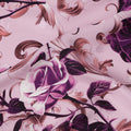 قماش حرير ساتان إيطالي فاخر بقاعدة وردية خدود مع طبعة زخرفية على شكل وردة بنفسجية، عرض 140 سم، صنع في إيطاليا - D22996