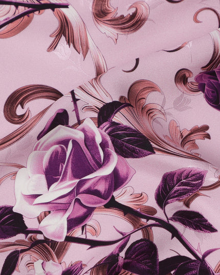 قماش حرير ساتان إيطالي فاخر بقاعدة وردية خدود مع طبعة زخرفية على شكل وردة بنفسجية، عرض 140 سم، صنع في إيطاليا - D22996
