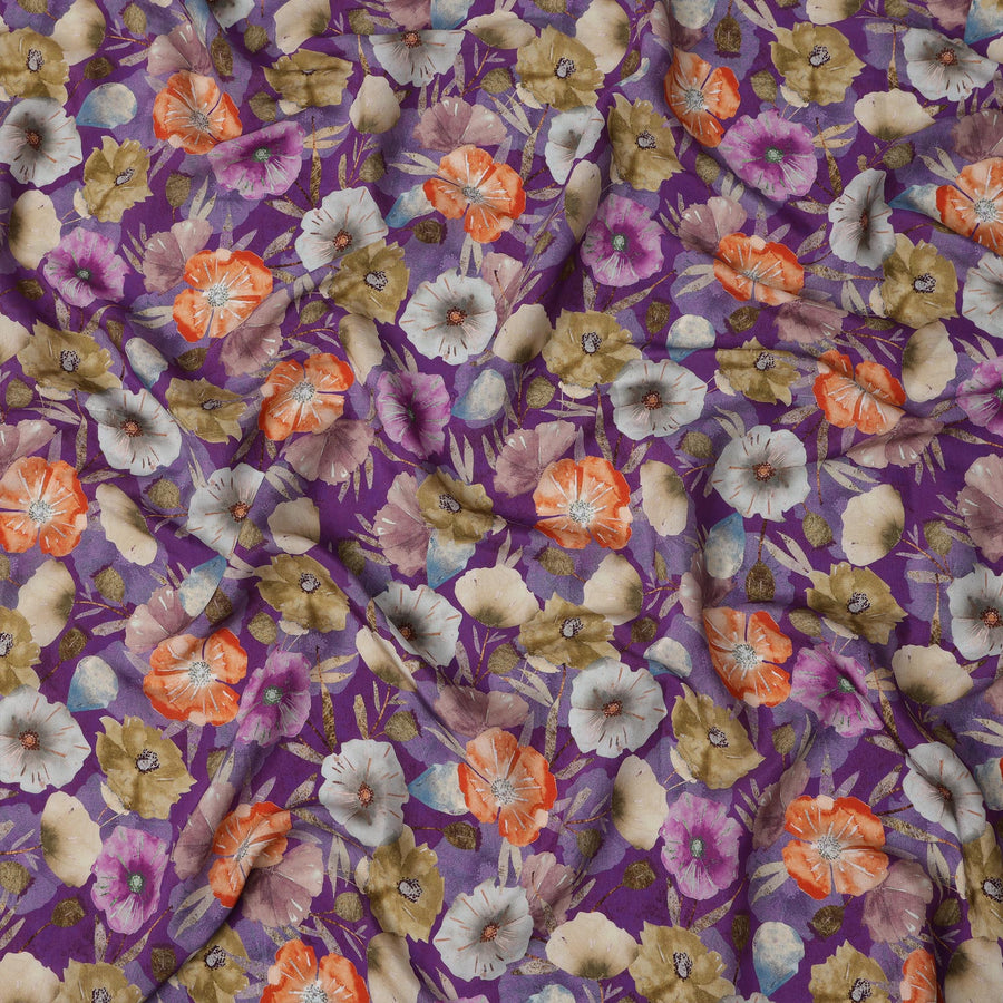 قماش كريب فيسكوز بقاعدة أرجوانية مع طباعة زهور برتقالية وبيج وبيضاء، عرض 110 سم، صنع في الهند - D23003