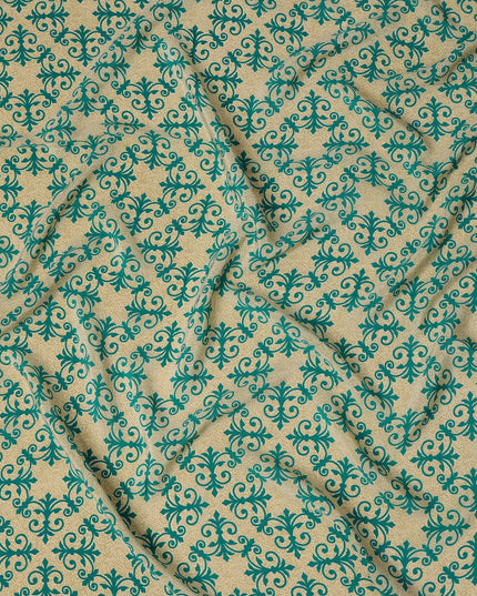 قماش كريب حريري خالص بطبعة بلاط باروكية باللون البيج مع الأزرق المخضر، عرض 110 سم، صنع في الهند - D23157