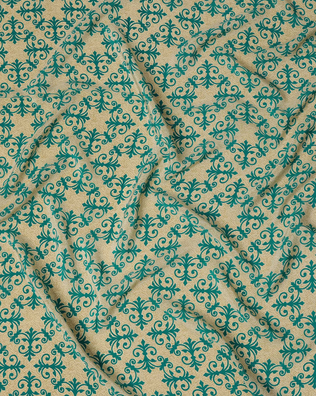 قماش كريب حريري خالص بطبعة بلاط باروكية باللون البيج مع الأزرق المخضر، عرض 110 سم، صنع في الهند - D23157