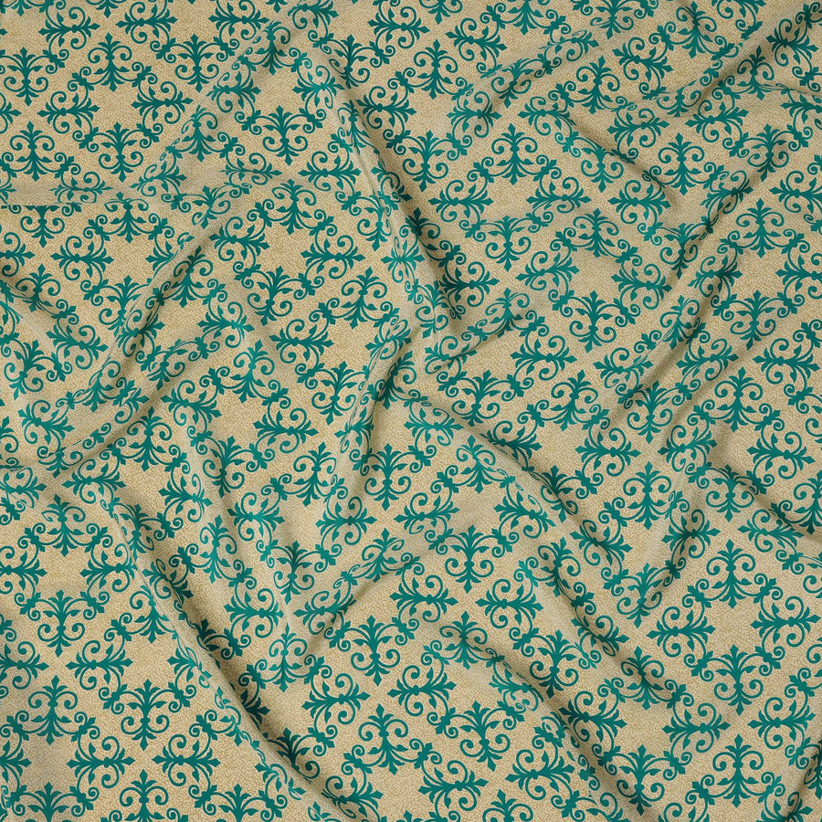 قماش كريب حريري خالص بطبعة بلاط باروكية باللون البيج مع الأزرق المخضر، عرض 110 سم، صنع في الهند - D23157
