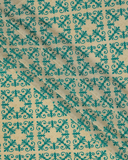 قماش كريب حريري خالص بطبعة بلاط باروكية باللون البيج مع الأزرق المخضر، عرض 110 سم، صنع في الهند - D23157