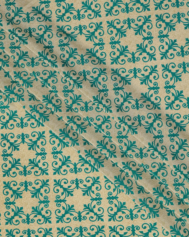 قماش كريب حريري خالص بطبعة بلاط باروكية باللون البيج مع الأزرق المخضر، عرض 110 سم، صنع في الهند - D23157