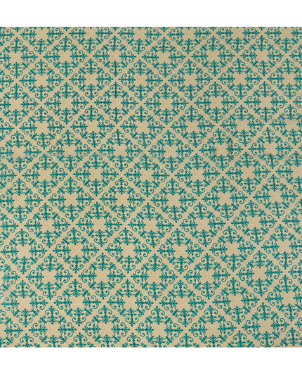 قماش كريب حريري خالص بطبعة بلاط باروكية باللون البيج مع الأزرق المخضر، عرض 110 سم، صنع في الهند - D23157