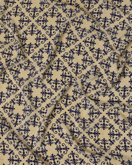 قماش كريب حريري خالص بطبعة بلاط باروكي باللون البيج مع الأزرق البحري، عرض 110 سم، صنع في الهند - D23158