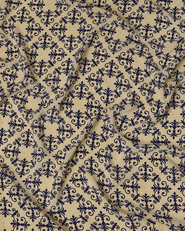 قماش كريب حريري خالص بطبعة بلاط باروكي باللون البيج مع الأزرق البحري، عرض 110 سم، صنع في الهند - D23158