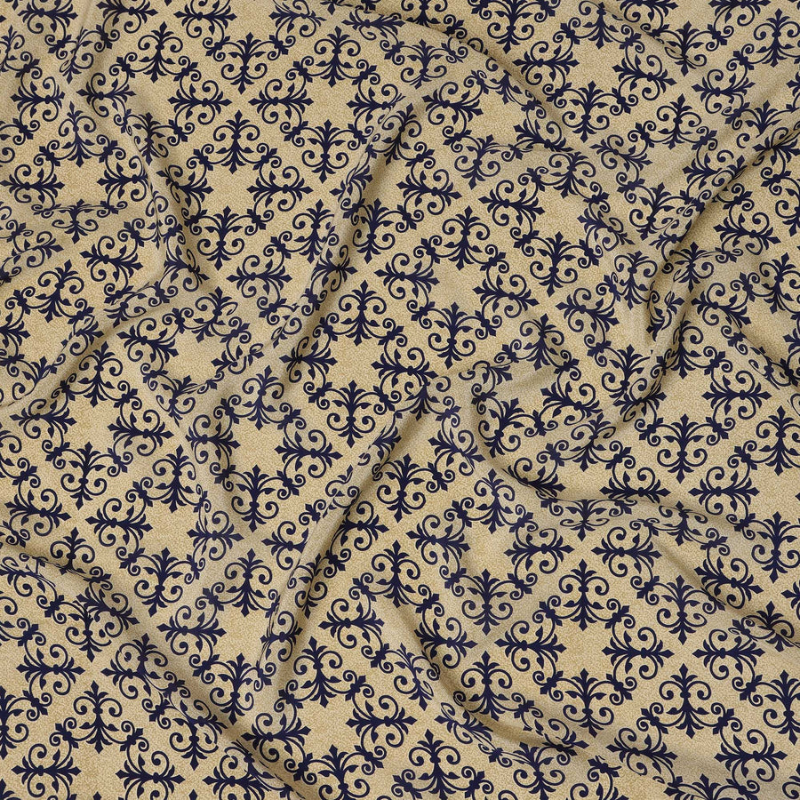 قماش كريب حريري خالص بطبعة بلاط باروكي باللون البيج مع الأزرق البحري، عرض 110 سم، صنع في الهند - D23158