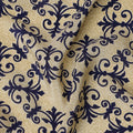 قماش كريب حريري خالص بطبعة بلاط باروكي باللون البيج مع الأزرق البحري، عرض 110 سم، صنع في الهند - D23158