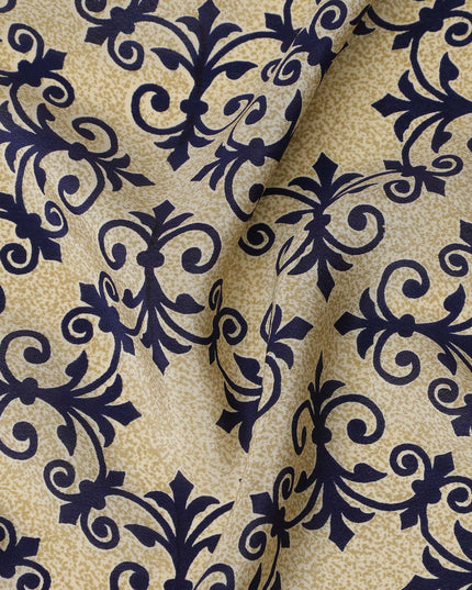 قماش كريب حريري خالص بطبعة بلاط باروكي باللون البيج مع الأزرق البحري، عرض 110 سم، صنع في الهند - D23158