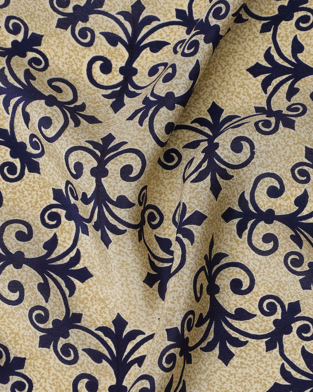 قماش كريب حريري خالص بطبعة بلاط باروكي باللون البيج مع الأزرق البحري، عرض 110 سم، صنع في الهند - D23158