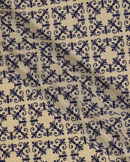 قماش كريب حريري خالص بطبعة بلاط باروكي باللون البيج مع الأزرق البحري، عرض 110 سم، صنع في الهند - D23158