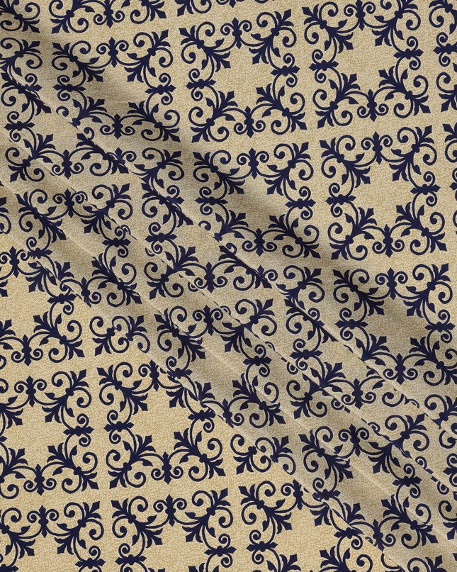 قماش كريب حريري خالص بطبعة بلاط باروكي باللون البيج مع الأزرق البحري، عرض 110 سم، صنع في الهند - D23158