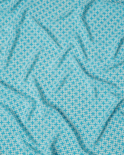 قماش كريب حريري خالص بطبعة هندسية شبكية باللون الأزرق السماوي والأبيض، عرض 110 سم، صنع في الهند - D23161