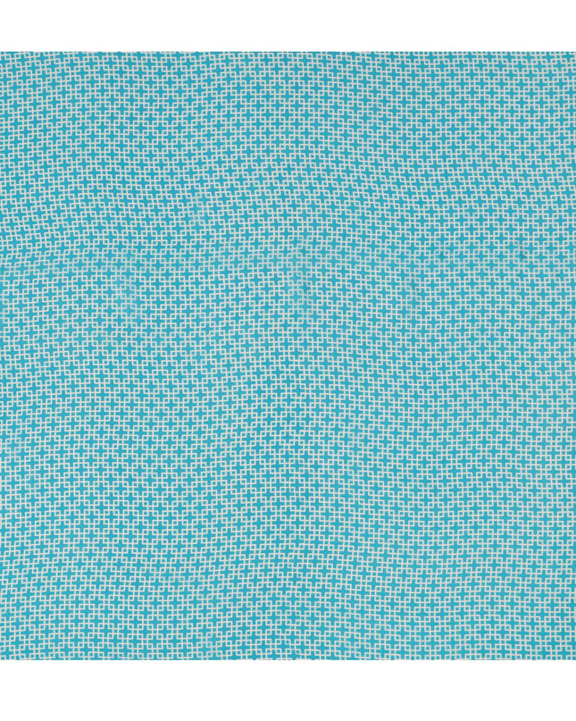 قماش كريب حريري خالص بطبعة هندسية شبكية باللون الأزرق السماوي والأبيض، عرض 110 سم، صنع في الهند - D23161