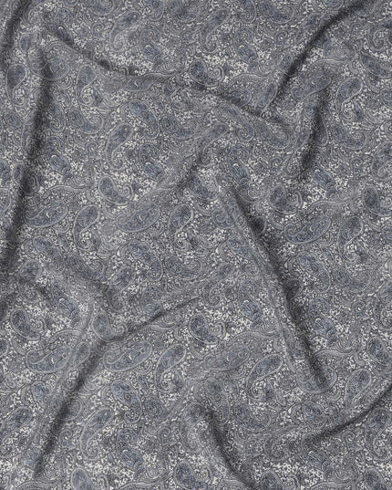 قماش كريب حريري خالص بطبعة بيزلي زرقاء معقدة باللون الرمادي الفحمي، عرض 110 سم، صنع في الهند - D23165