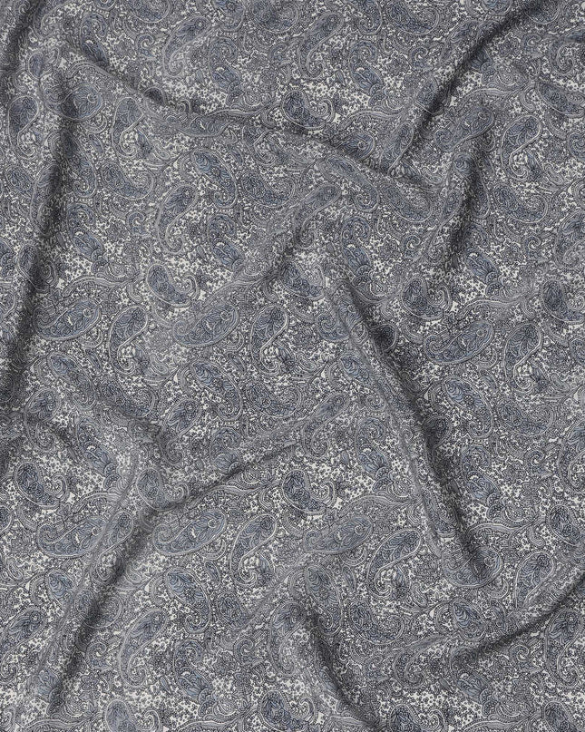 قماش كريب حريري خالص بطبعة بيزلي زرقاء معقدة باللون الرمادي الفحمي، عرض 110 سم، صنع في الهند - D23165