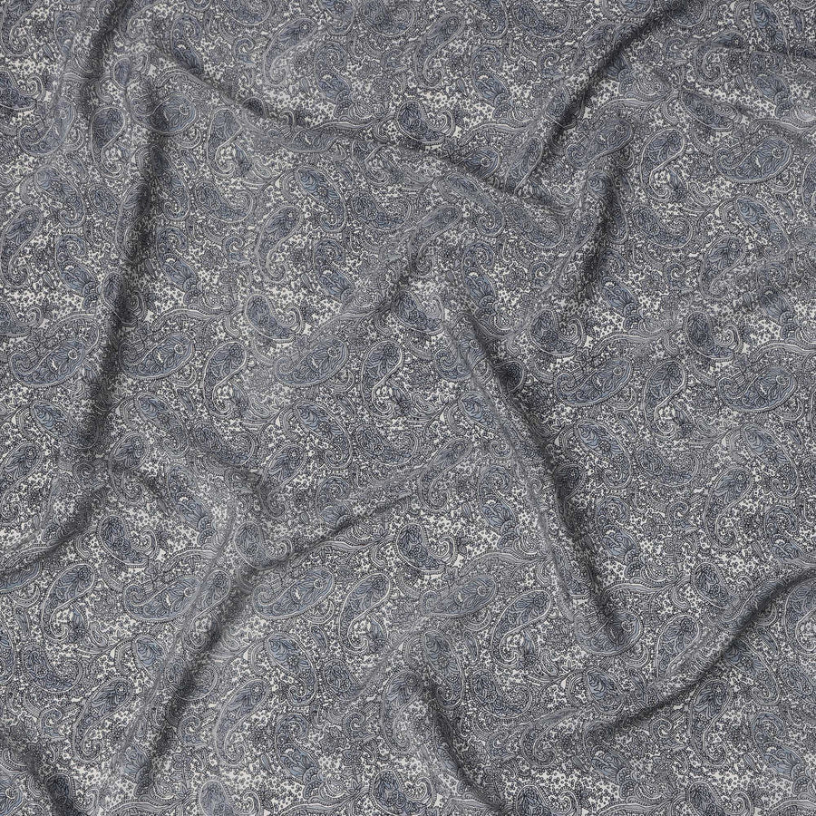 قماش كريب حريري خالص بطبعة بيزلي زرقاء معقدة باللون الرمادي الفحمي، عرض 110 سم، صنع في الهند - D23165