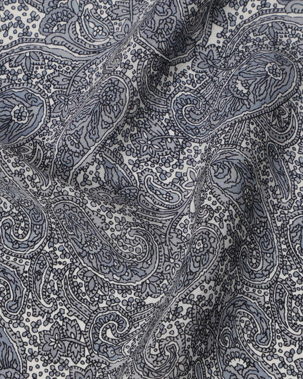 قماش كريب حريري خالص بطبعة بيزلي زرقاء معقدة باللون الرمادي الفحمي، عرض 110 سم، صنع في الهند - D23165