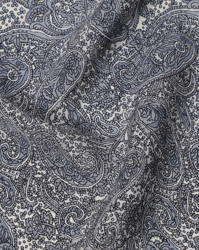 قماش كريب حريري خالص بطبعة بيزلي زرقاء معقدة باللون الرمادي الفحمي، عرض 110 سم، صنع في الهند - D23165