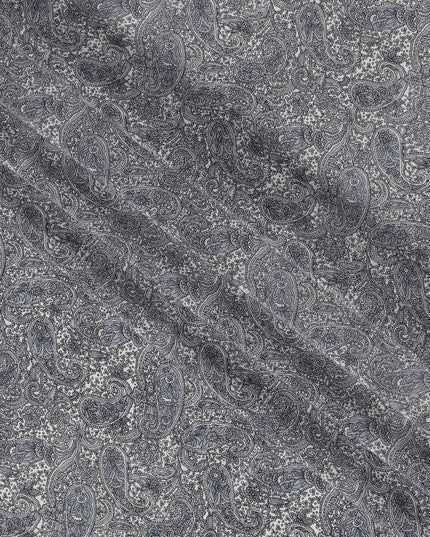 قماش كريب حريري خالص بطبعة بيزلي زرقاء معقدة باللون الرمادي الفحمي، عرض 110 سم، صنع في الهند - D23165