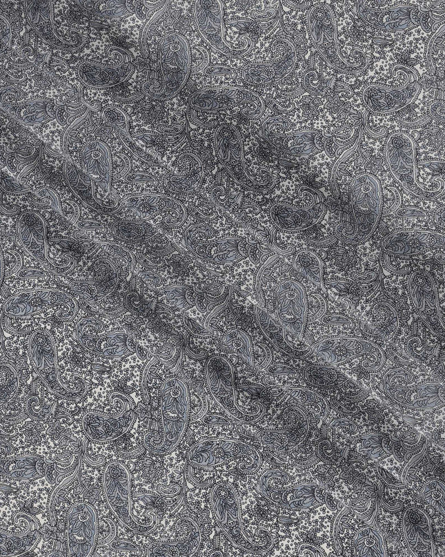 قماش كريب حريري خالص بطبعة بيزلي زرقاء معقدة باللون الرمادي الفحمي، عرض 110 سم، صنع في الهند - D23165