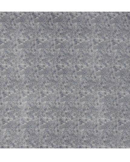 قماش كريب حريري خالص بطبعة بيزلي زرقاء معقدة باللون الرمادي الفحمي، عرض 110 سم، صنع في الهند - D23165