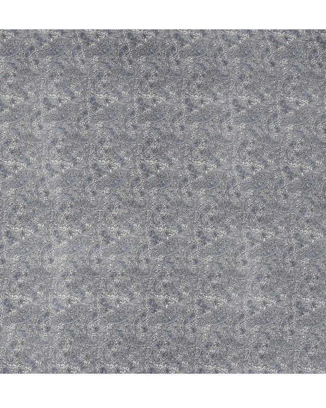 قماش كريب حريري خالص بطبعة بيزلي زرقاء معقدة باللون الرمادي الفحمي، عرض 110 سم، صنع في الهند - D23165