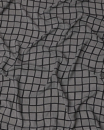 قماش كريب حريري خالص بطبعة مربعات هندسية باللونين الأبيض والأسود، عرض 110 سم، صنع في الهند - D23166