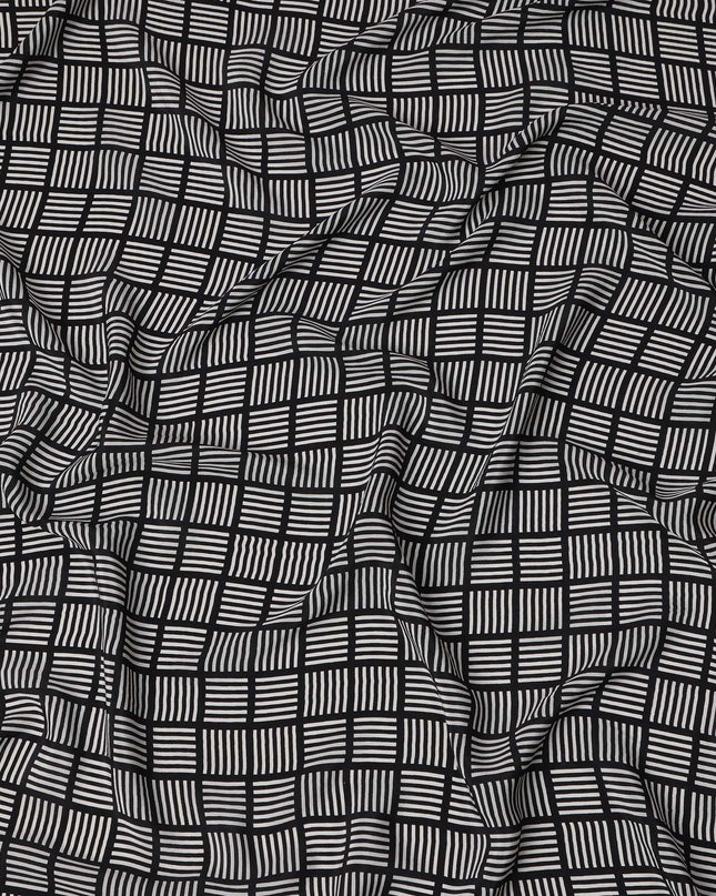 قماش كريب حريري خالص بطبعة مربعات هندسية باللونين الأبيض والأسود، عرض 110 سم، صنع في الهند - D23166