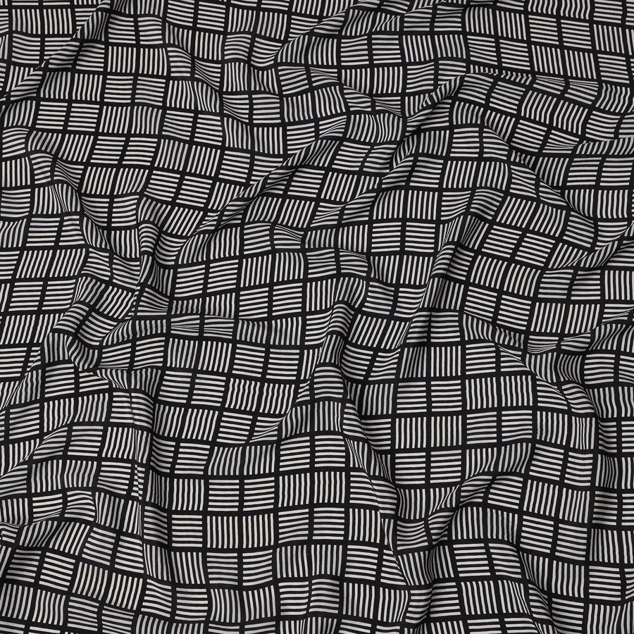 قماش كريب حريري خالص بطبعة مربعات هندسية باللونين الأبيض والأسود، عرض 110 سم، صنع في الهند - D23166