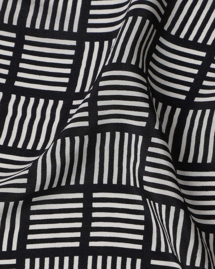 قماش كريب حريري خالص بطبعة مربعات هندسية باللونين الأبيض والأسود، عرض 110 سم، صنع في الهند - D23166