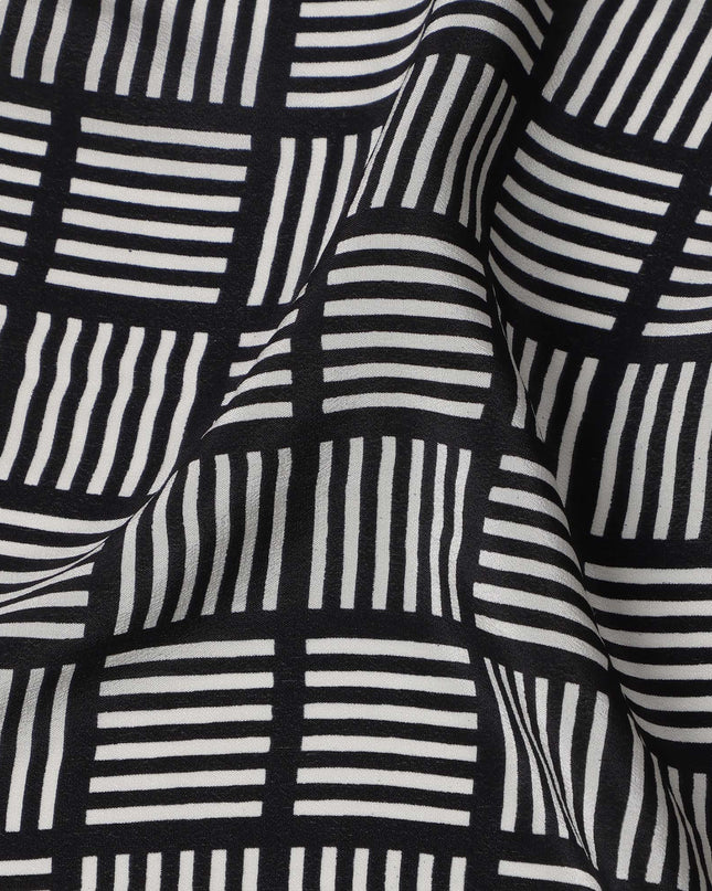 قماش كريب حريري خالص بطبعة مربعات هندسية باللونين الأبيض والأسود، عرض 110 سم، صنع في الهند - D23166