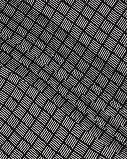 قماش كريب حريري خالص بطبعة مربعات هندسية باللونين الأبيض والأسود، عرض 110 سم، صنع في الهند - D23166