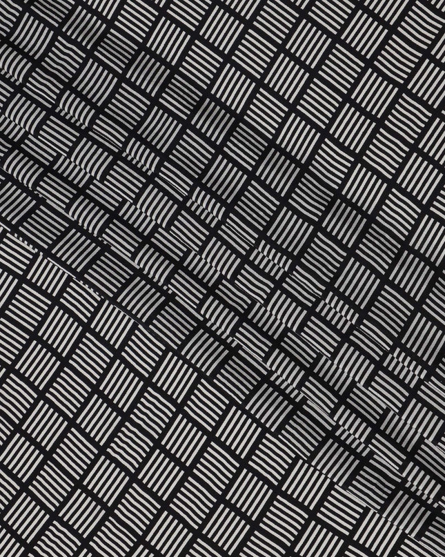 قماش كريب حريري خالص بطبعة مربعات هندسية باللونين الأبيض والأسود، عرض 110 سم، صنع في الهند - D23166