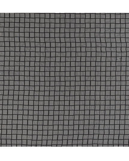 قماش كريب حريري خالص بطبعة مربعات هندسية باللونين الأبيض والأسود، عرض 110 سم، صنع في الهند - D23166