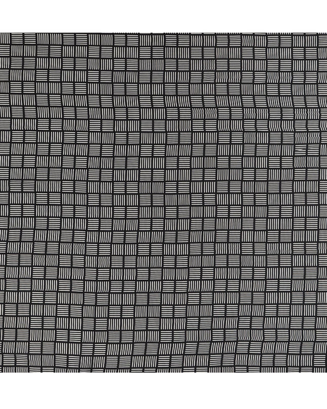 قماش كريب حريري خالص بطبعة مربعات هندسية باللونين الأبيض والأسود، عرض 110 سم، صنع في الهند - D23166