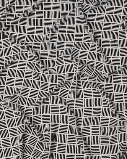 قماش كريب حريري خالص بطبعة مربعات سوداء، قاعدة عاجية، عرض 110 سم، صنع في الهند - D23167