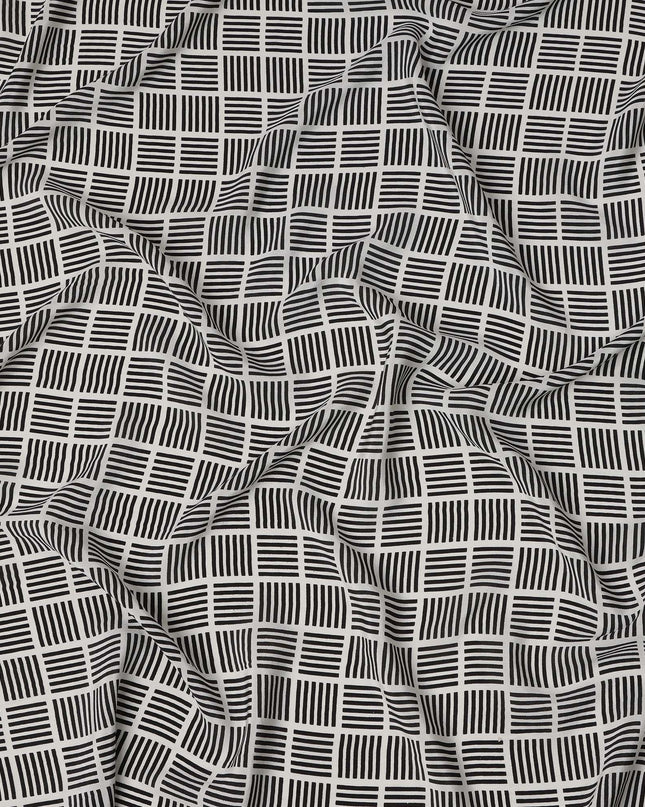 قماش كريب حريري خالص بطبعة مربعات سوداء، قاعدة عاجية، عرض 110 سم، صنع في الهند - D23167