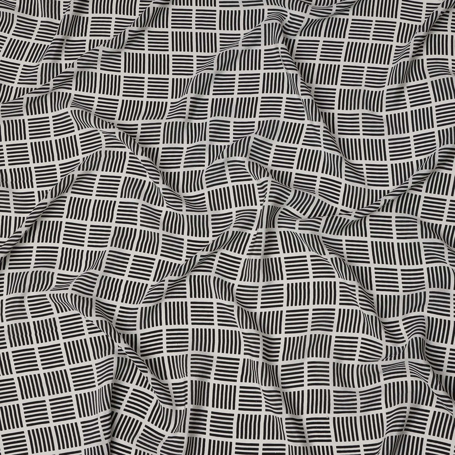 قماش كريب حريري خالص بطبعة مربعات سوداء، قاعدة عاجية، عرض 110 سم، صنع في الهند - D23167