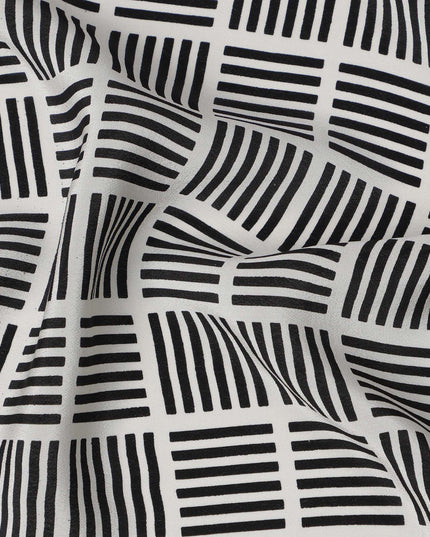 قماش كريب حريري خالص بطبعة مربعات سوداء، قاعدة عاجية، عرض 110 سم، صنع في الهند - D23167