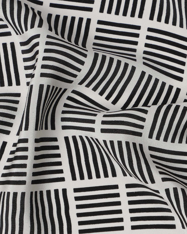 قماش كريب حريري خالص بطبعة مربعات سوداء، قاعدة عاجية، عرض 110 سم، صنع في الهند - D23167