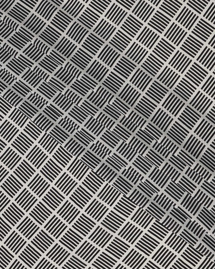 قماش كريب حريري خالص بطبعة مربعات سوداء، قاعدة عاجية، عرض 110 سم، صنع في الهند - D23167