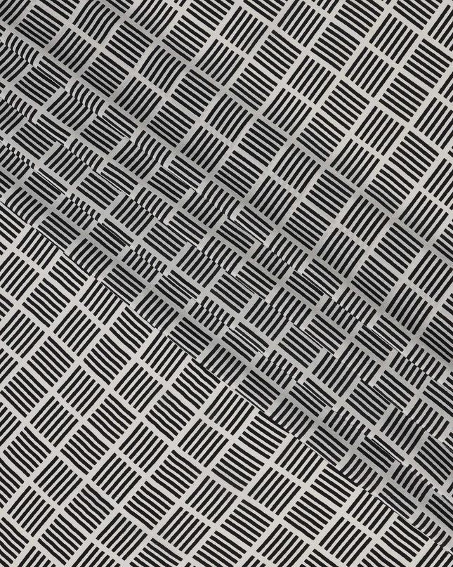 قماش كريب حريري خالص بطبعة مربعات سوداء، قاعدة عاجية، عرض 110 سم، صنع في الهند - D23167