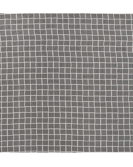 قماش كريب حريري خالص بطبعة مربعات سوداء، قاعدة عاجية، عرض 110 سم، صنع في الهند - D23167