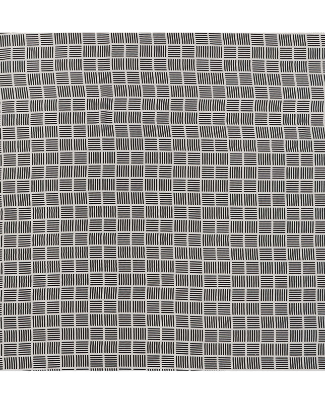 قماش كريب حريري خالص بطبعة مربعات سوداء، قاعدة عاجية، عرض 110 سم، صنع في الهند - D23167