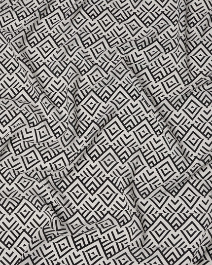 قماش كريب حريري خالص بطبعة خطوط ماسية قبلية باللونين الأبيض والأسود، عرض 110 سم، صنع في الهند - D23170