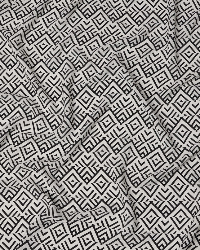 قماش كريب حريري خالص بطبعة خطوط ماسية قبلية باللونين الأبيض والأسود، عرض 110 سم، صنع في الهند - D23170